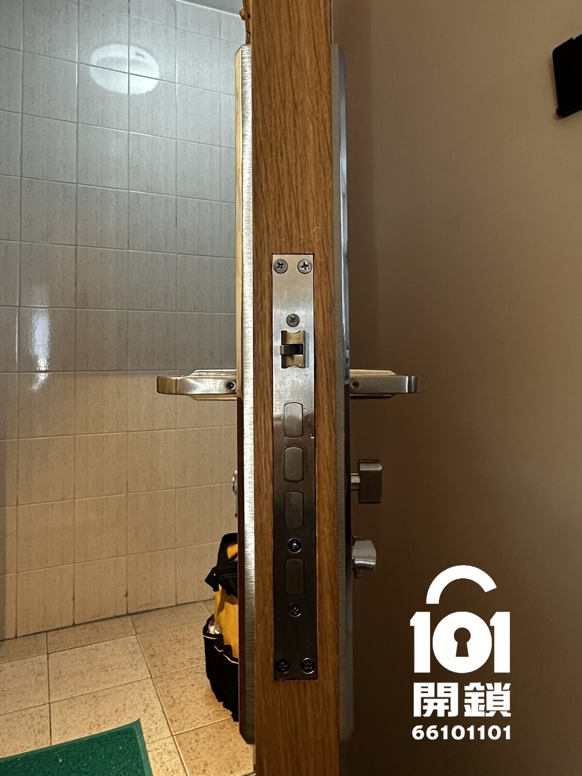 Door-edge lock body after replacement with a mechanical lock