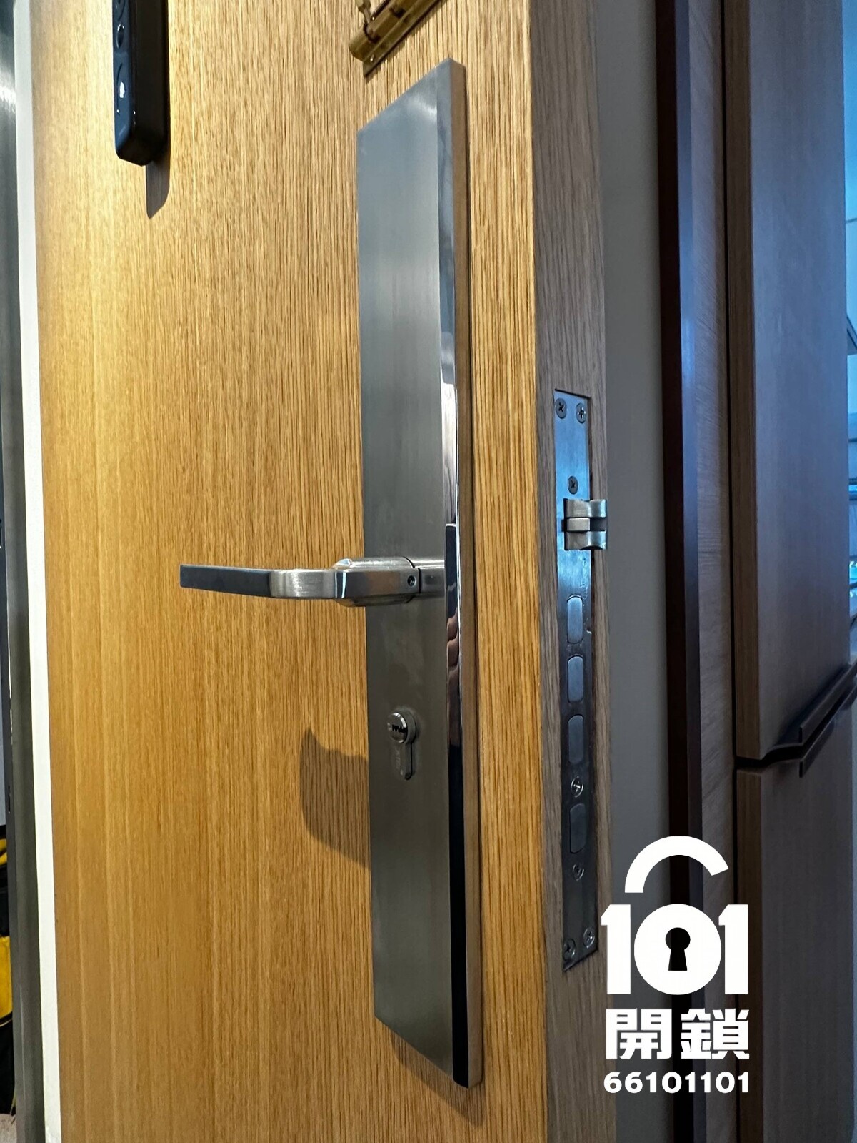 Outside panel after replacing the Philips digital lock with a mechanical lock