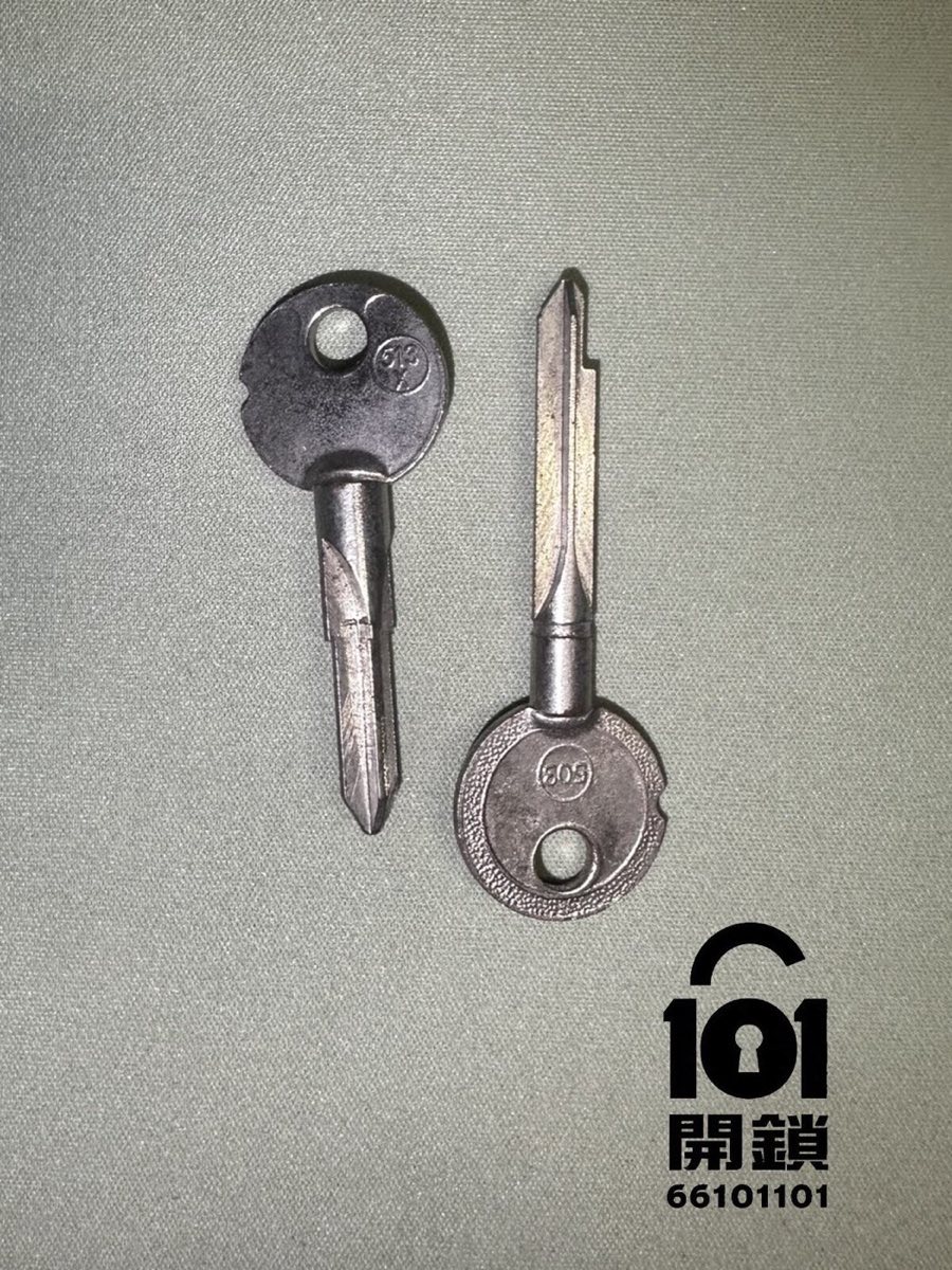 Close-up of the triangular mark on the handle of the cross key