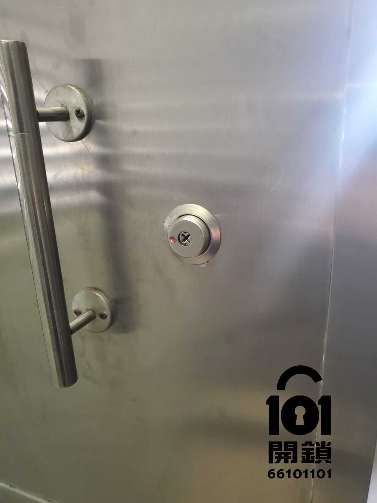 Demonstration of correct alignment and insertion of cross key