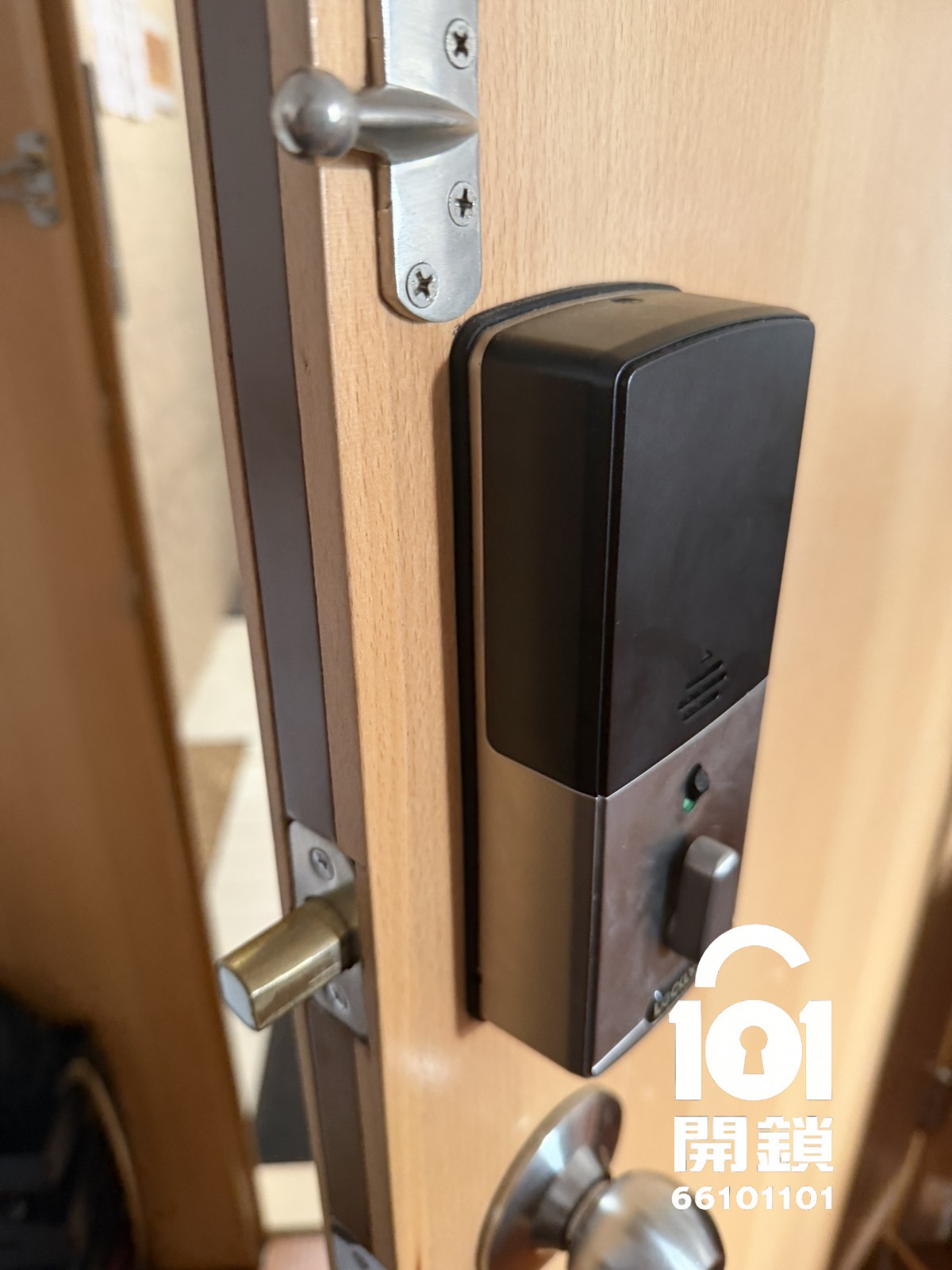 Lockly 智能電子門鎖室內安裝相片